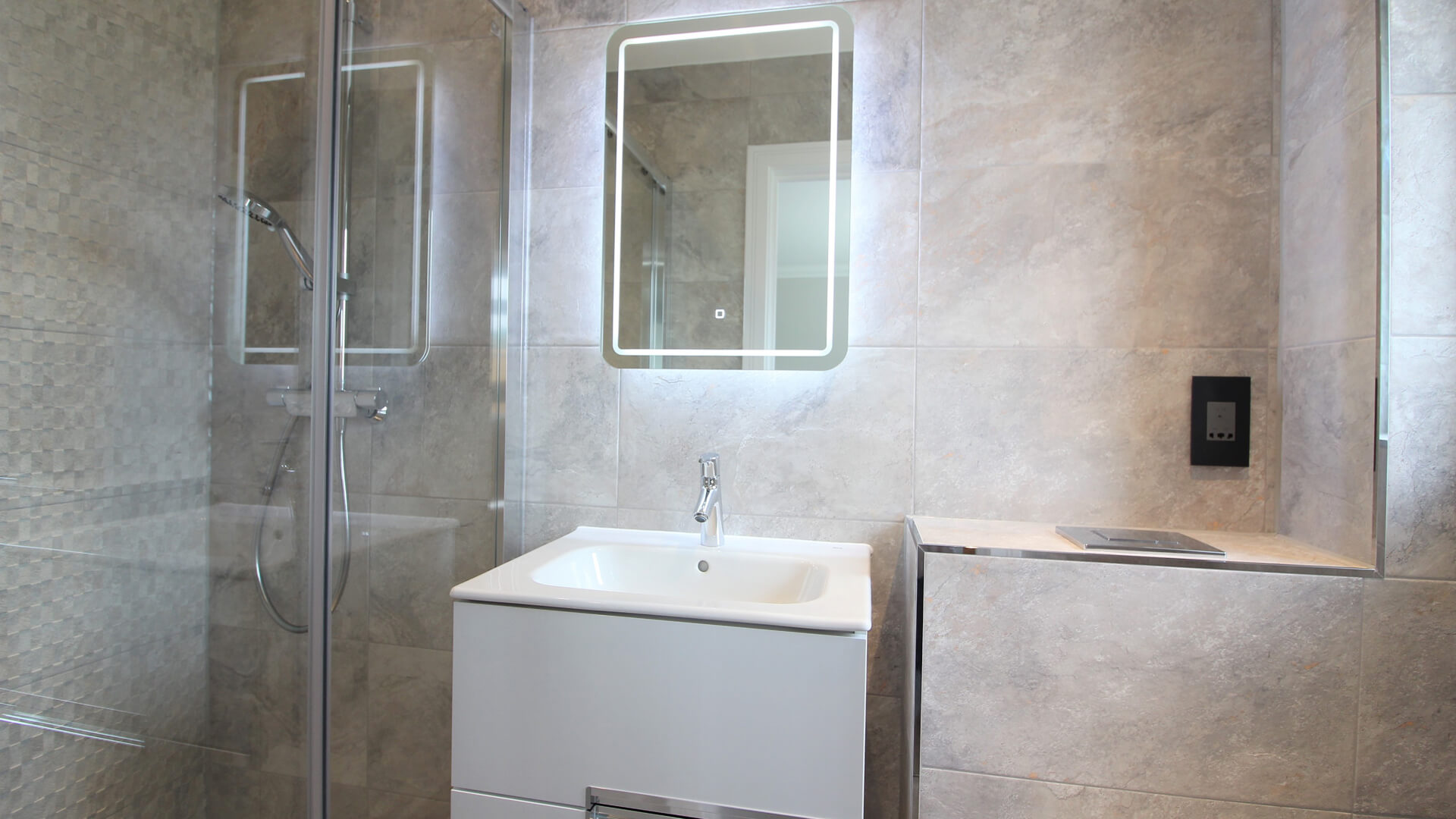 Ensuite with illuminated mirror at Woodside court.