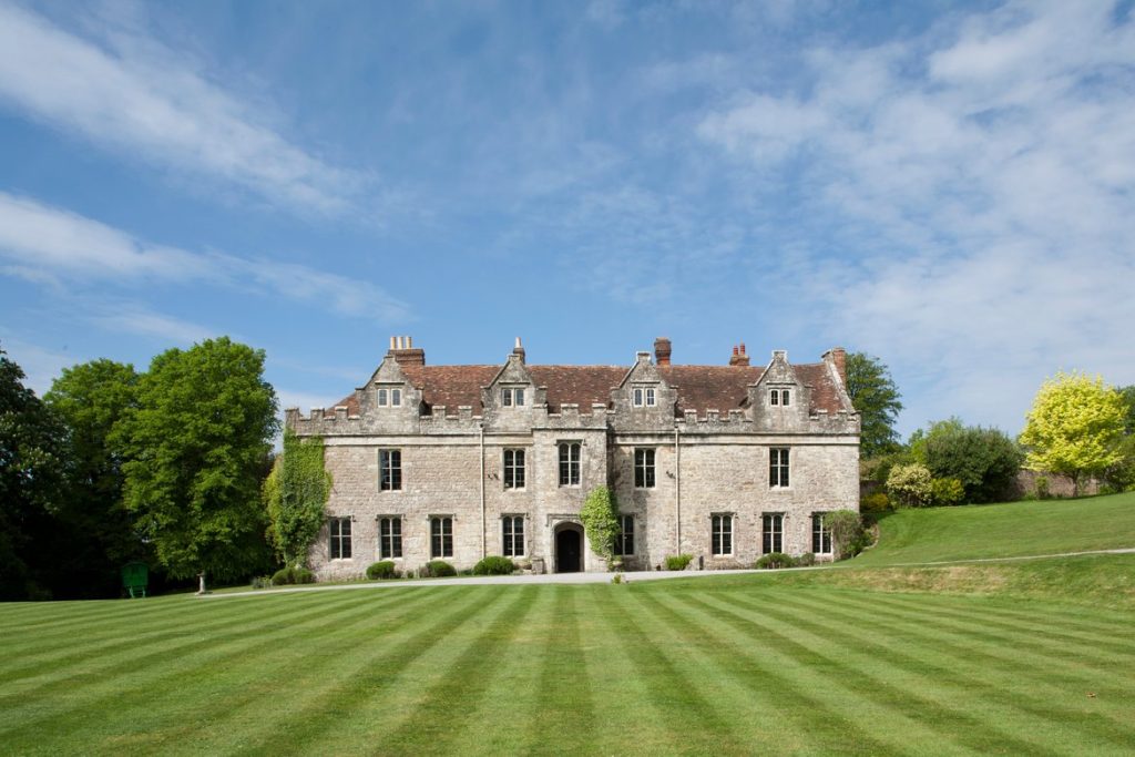 Large manor house in Boughton Monchelsea with green garden in front